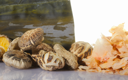 Dashi de kombu, bonite séchée katsuobushi, champignons shiitakés umami