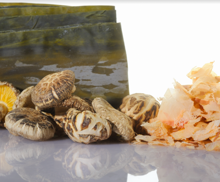 Dashi de kombu, bonite séchée katsuobushi, champignons shiitakés umami