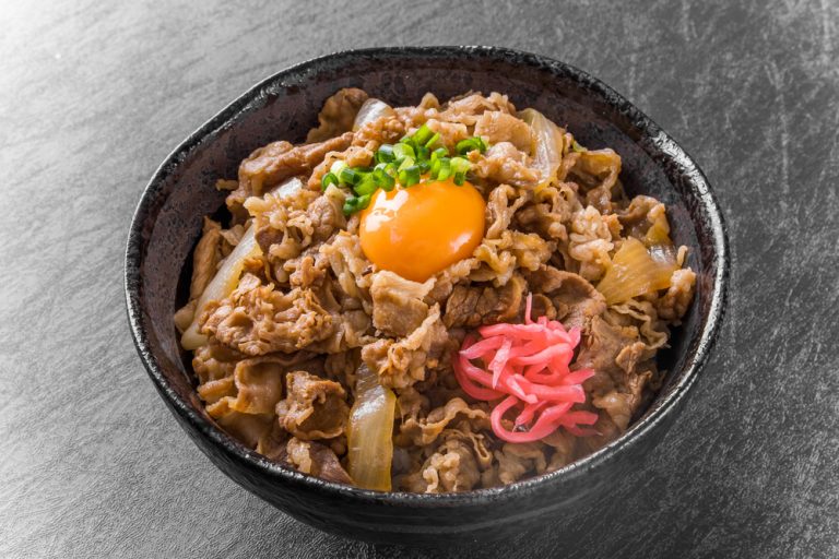 Bol de riz avec viande de bœuf et œuf cru