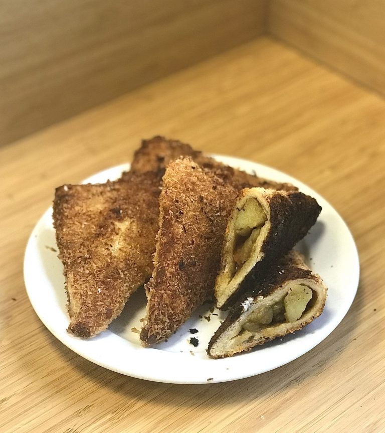 photo de kare pan sandwich au curry sur assiette blanche