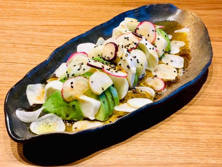 salade avocat, mozza et sauce soja fumée