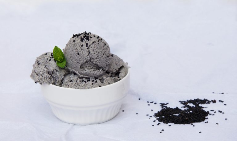 Glace sésame noir et sirop de sucre noir okinawa canne a sucre japon umami produit japonais épicerie