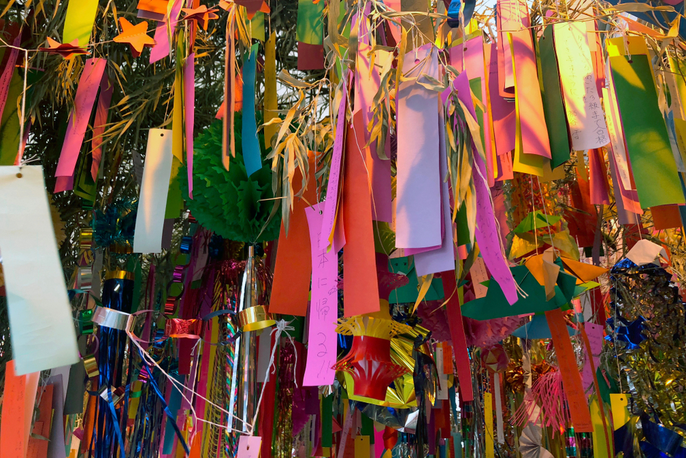 Tanabata au japon voeux sur papier coloré accroché à du bambou