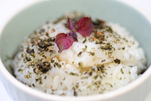 riz et furikake mélange d'algue sésame et bonite umami