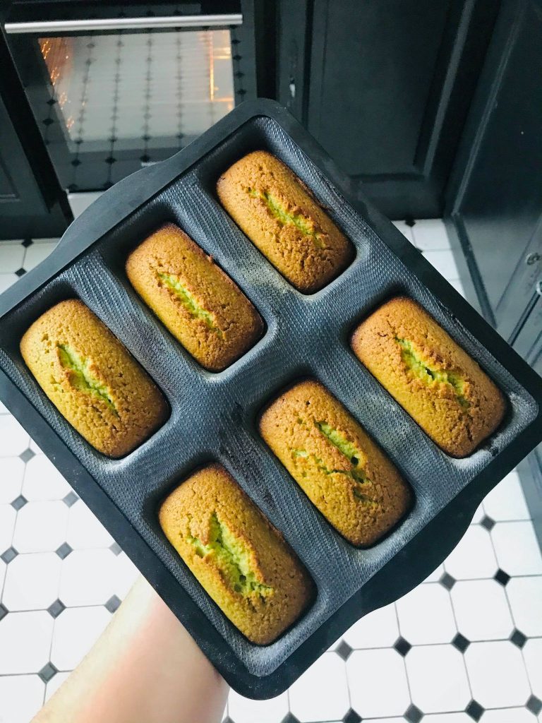 financiers au matcha umami dans un moule