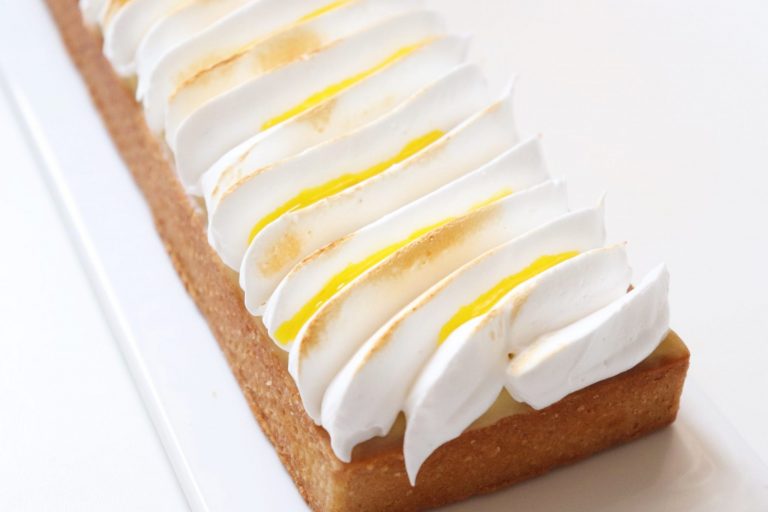 Tarte meringuée aux agrumes japonais sudachi, yuzu et mikan
