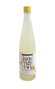 bouteille de yuzushu alcool au yuzu sur fond blanc
