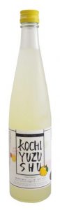 bouteille de yuzushu alcool au yuzu sur fond blanc