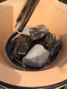 charbon binchotan mis dans un barbecue japonais