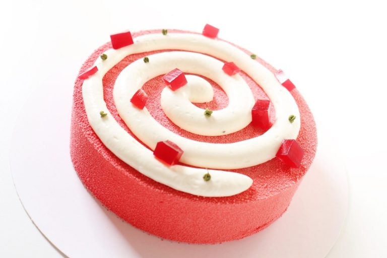Entremets pomme, shiso et baies de sansho sur fond blanc par Olivia Haim