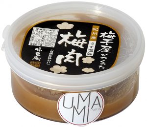 Pate d'umeboshi dans une boite en plastique Umami