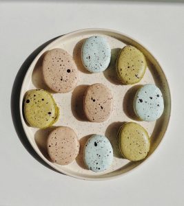 Macarons aux saveurs japonaises : wasabi myrtille, miso praliné et matcha pistache