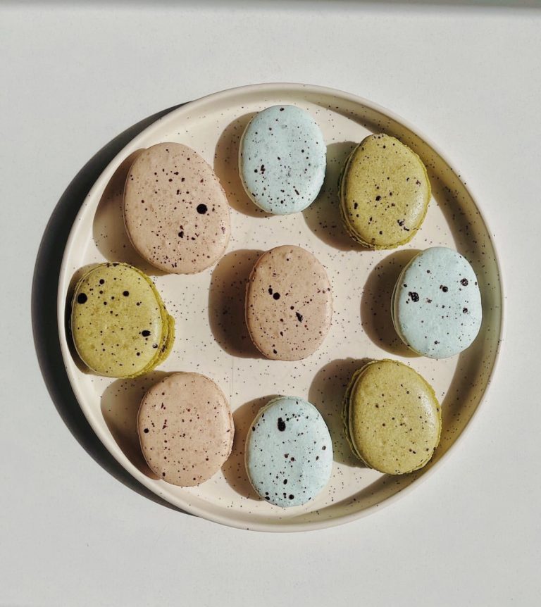 Macarons aux saveurs japonaises : wasabi myrtille, miso praliné et matcha pistache