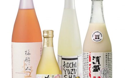 alcools japonais umeshu, sake, yuzushu et saké nigori sur fond blanc