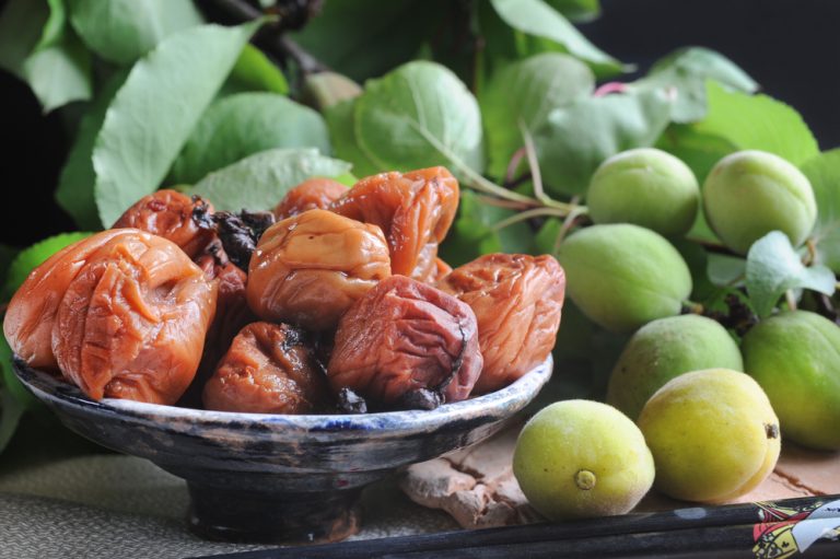 Photo de prunes japonaises et d'umeboshi dans un bol