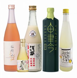 alcools japonais umeshu, sake, yuzushu et gin au yuzu sur fond blanc