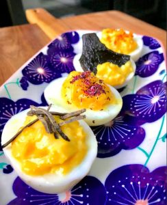 oeufs mimosa avec mayonnaise japonaise et topping sur une assiette à fleurs bleues