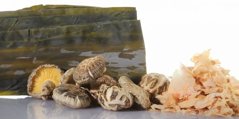 kombu, shiitaké et bonite séchée, les principaux ingrédients du dashi et aliments les plus riche en umami