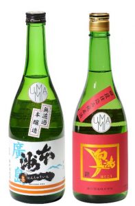deux bouteilles de saké : le saké Honshu-ichi Muroka Honjozo et le saké Hakuko Junmai Yodanjikomi label rouge