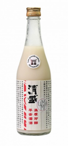 Bouteille de sake nigori sur fond blanc 