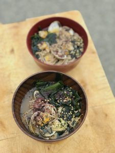 bol de soba et de coques avec des wakamé