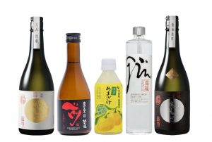 bouteilles de saké, d'amazaké et de gin