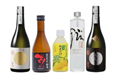 bouteilles de saké, d'amazaké et de gin