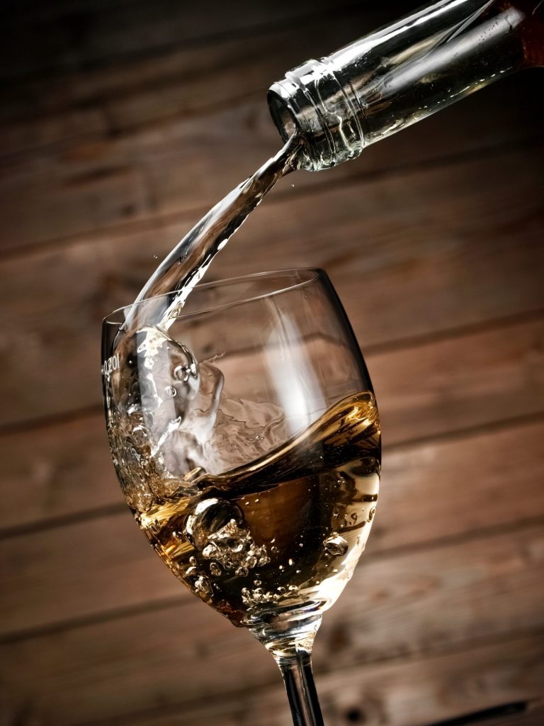 verre de saké en train d'être rempli