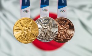 Les 3 médailles olympiques sur le drapeau japonais jeux olympiques 2020 de tokyo
