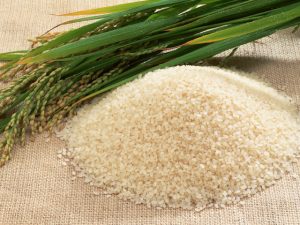 tas de grains de riz sur natte