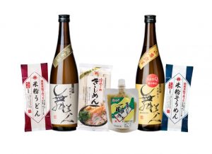 bouteilles de sachet et sachet de pâtes japonaises sur fond blanc