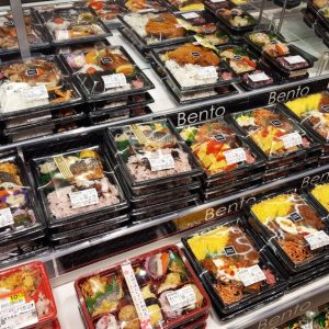rayon de supermarché japonais avec des bento