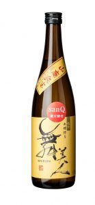 packshot de bouteille de sake maibijin sur fond blanc