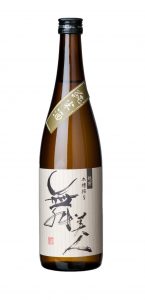 bouteille de saké 720ml sur fond blanc