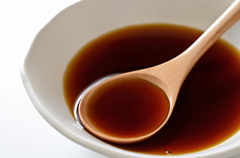 bol blanc avec sauce soja et cuillère