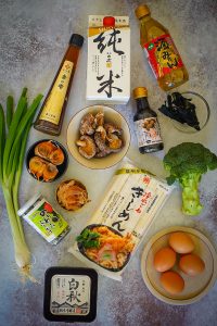 ingrédients japonais et légumes sur fond de pierre
