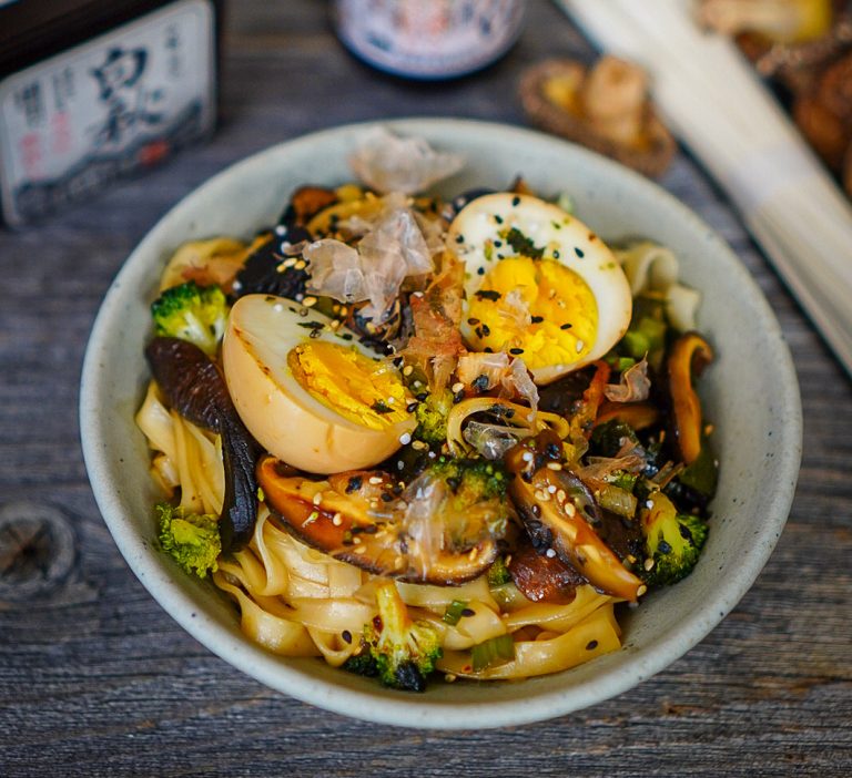 bol de nouilles japonaise avec produits japonais en arrière plan