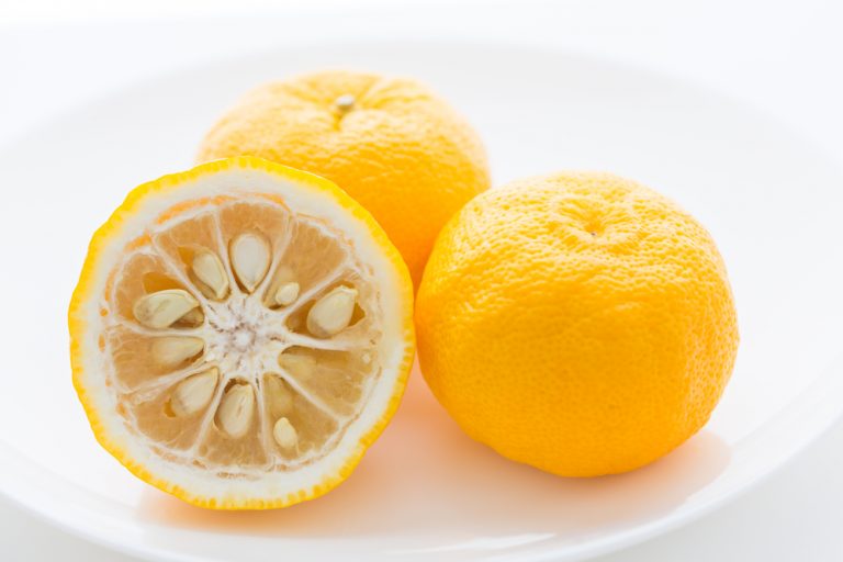 deux yuzu entiers et un demi yuzu
