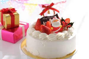gâteau à la fraise enrobé de crème et décoré pour Noël