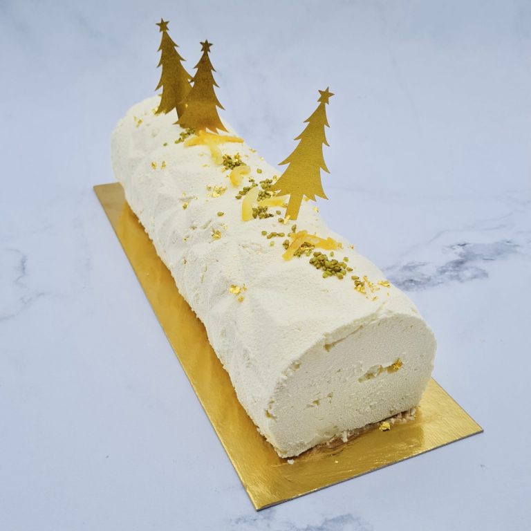 buche de noel décorée sur fond blanc de marbre