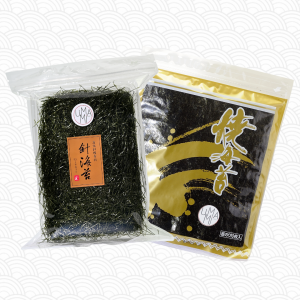 deux paquets d'algues japonaises nori sur motif vague