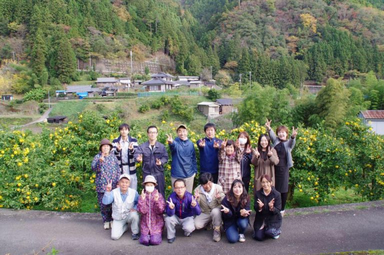 producteur de yuzu dans un champ au japon