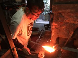 photo d'artisan forgeron japonais dans sa forge
