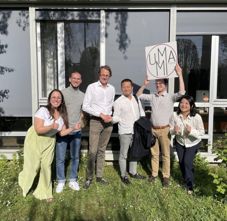 personnes devant bureaux
