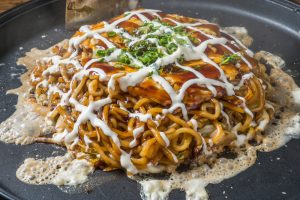 Okonomiyaki en train de cuire