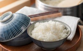 Bol de riz japonais avec fumée