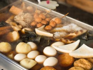 bac en aliminium avec plat japonais oden à l'intérieur