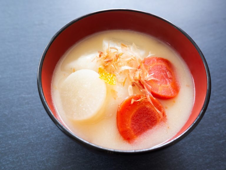 bol de soupe en laque sur fond de granite