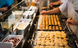 un stand de préparation de takoyaki la spécialité d'Osaka