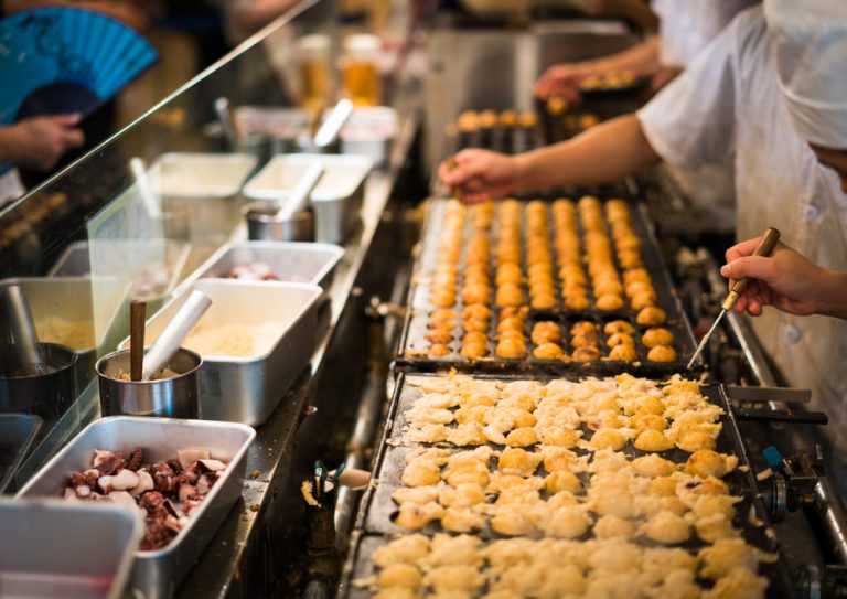 un stand de préparation de takoyaki la spécialité d'Osaka